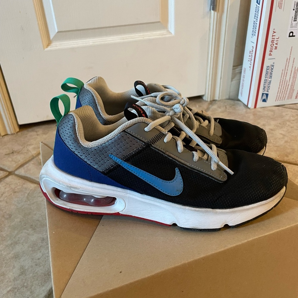 Nike Sneakers 7Y/Women’s 8.5